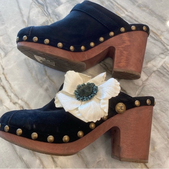 Chanel black suede clogs - size 40. What flower side detail gently worn - Picture 5 of 12